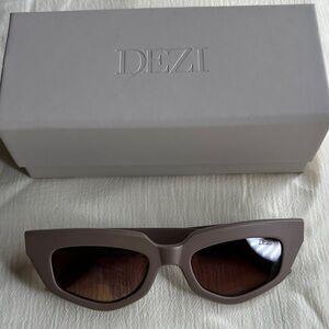 Dezi ‘On Read’ Women's Matte Stone Sunglasses